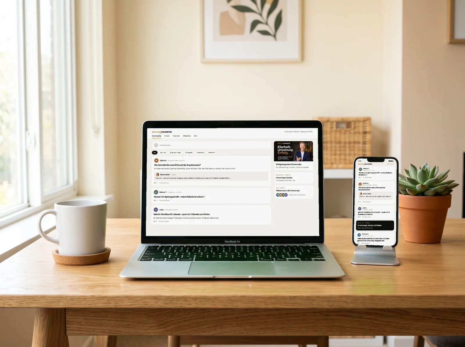 Schreibtisch mit Laptop und Smartphone, auf beiden die Erfolgsmagneten Community mit Fragen, Antworten von Rainer Stolte und dem nächsten Termin